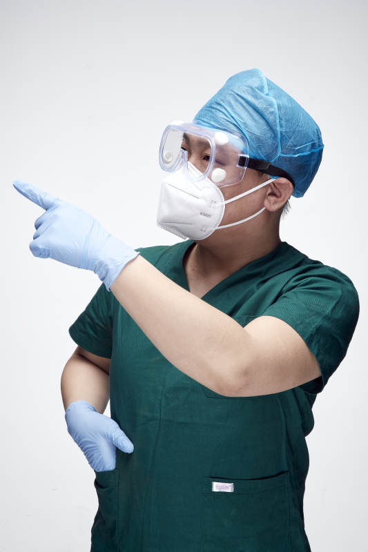 穿刷手衣黛手術帽手術手套護目鏡的男性醫生