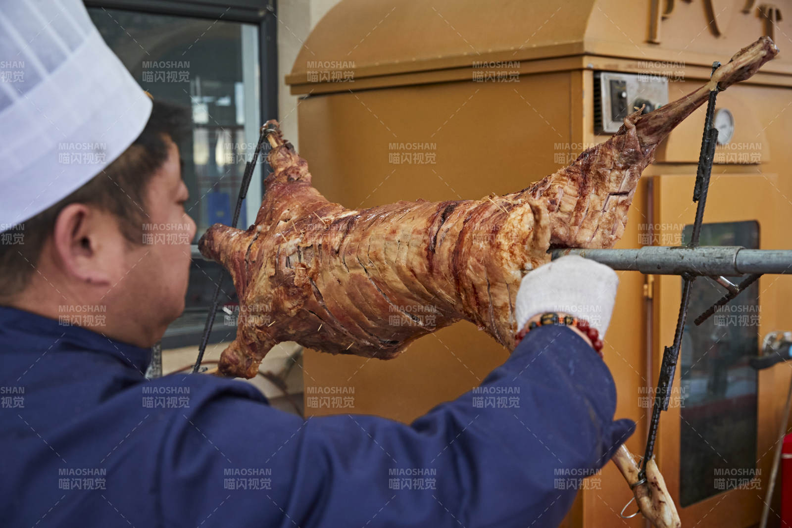 廚師在全神貫注的烤制全羊