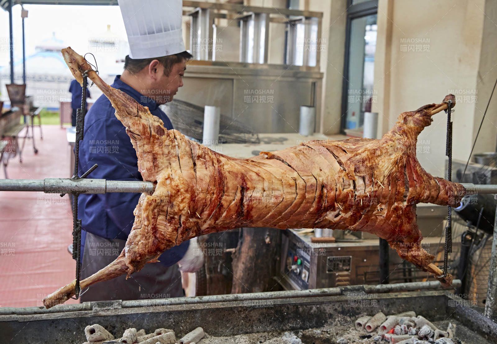 厨师在全神贯注的烤制全羊
