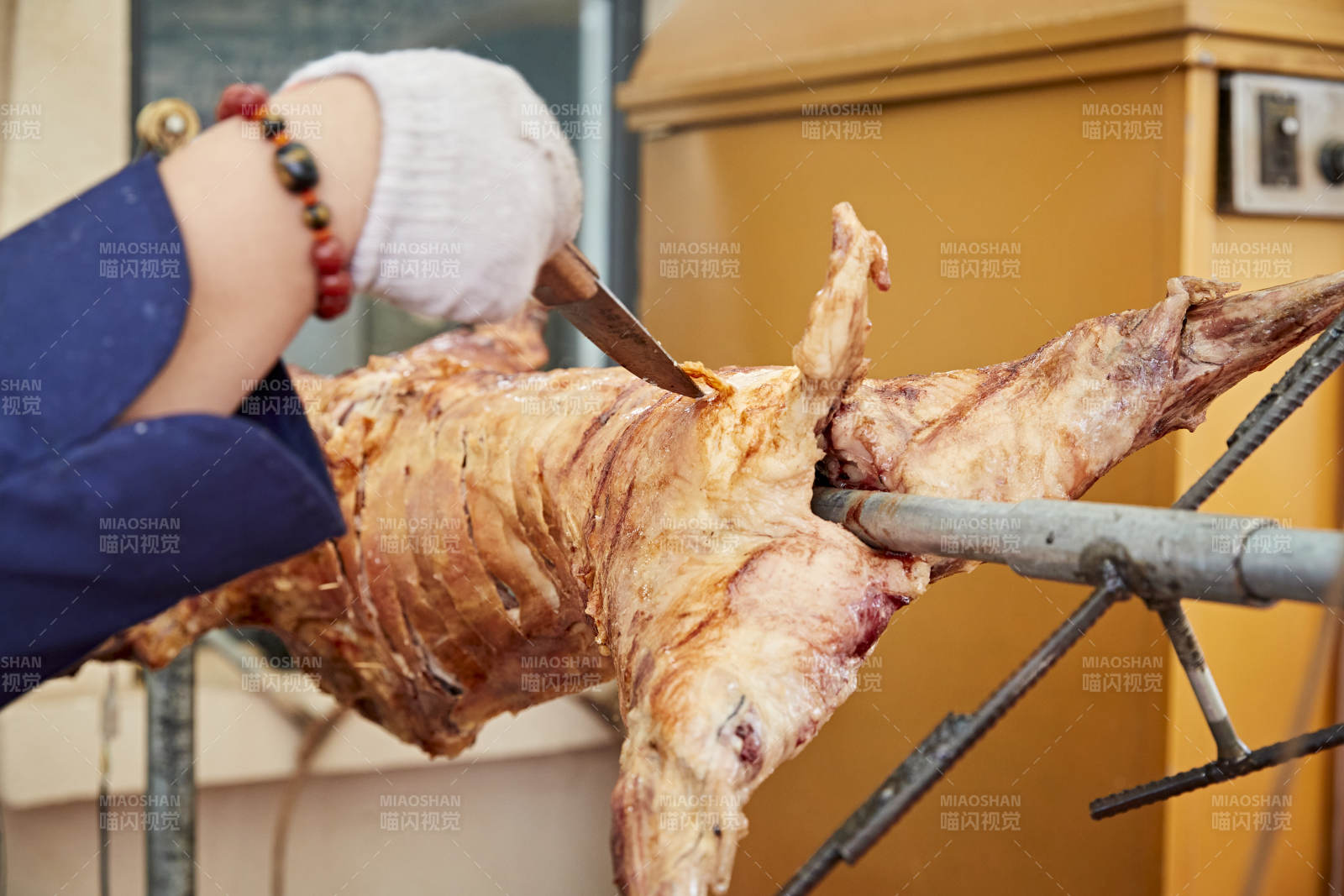 厨师在全神贯注的烤制全羊
