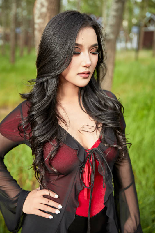 穿着性感服饰在户外拍照的亚洲女性