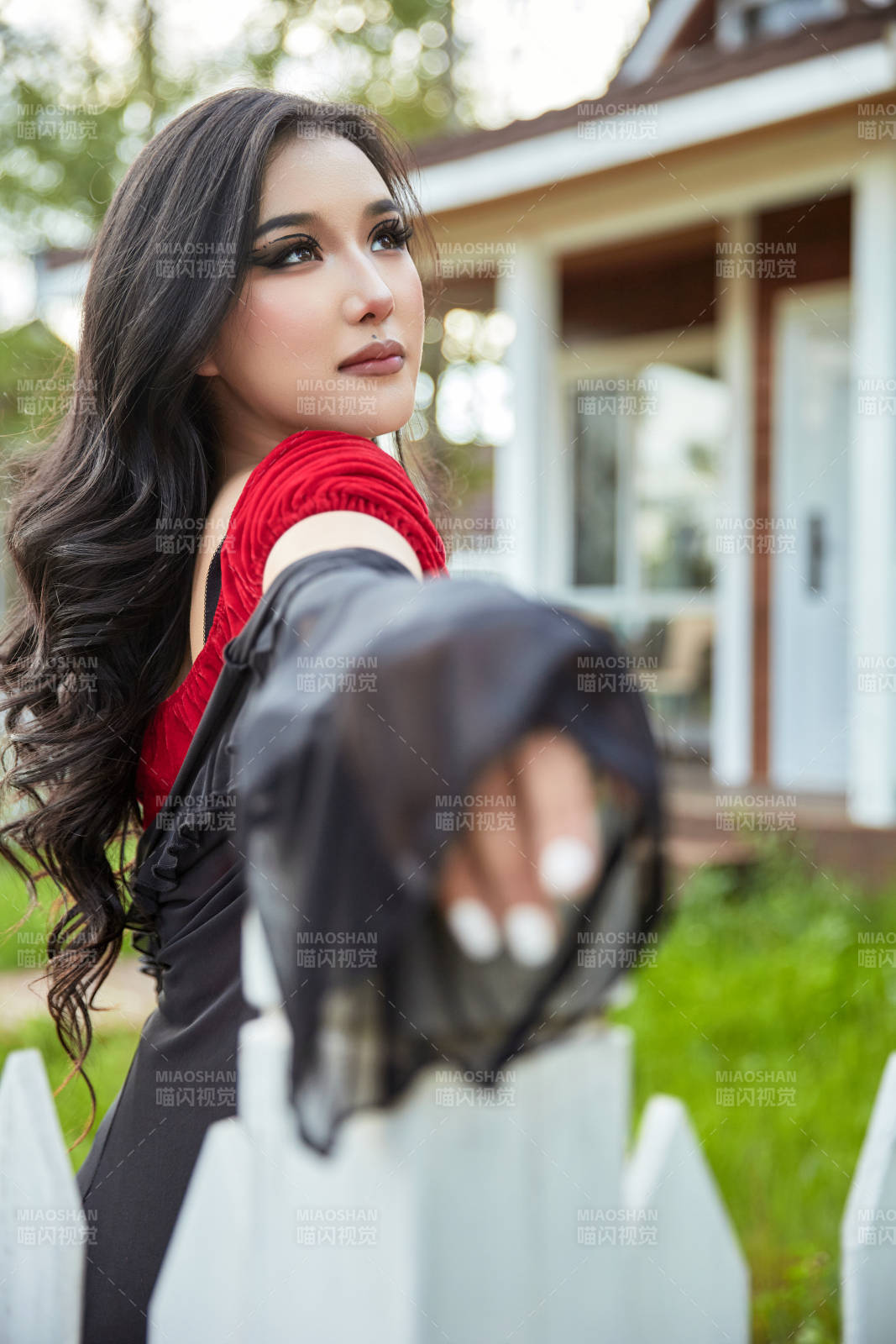 穿着性感服饰在户外拍照的亚洲女性