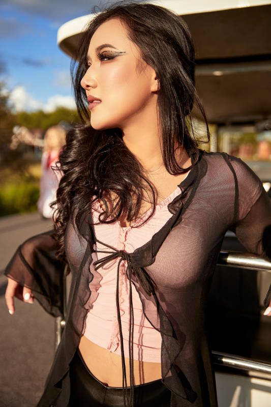 穿着性感服饰的美女在景区逛逛车上拍照