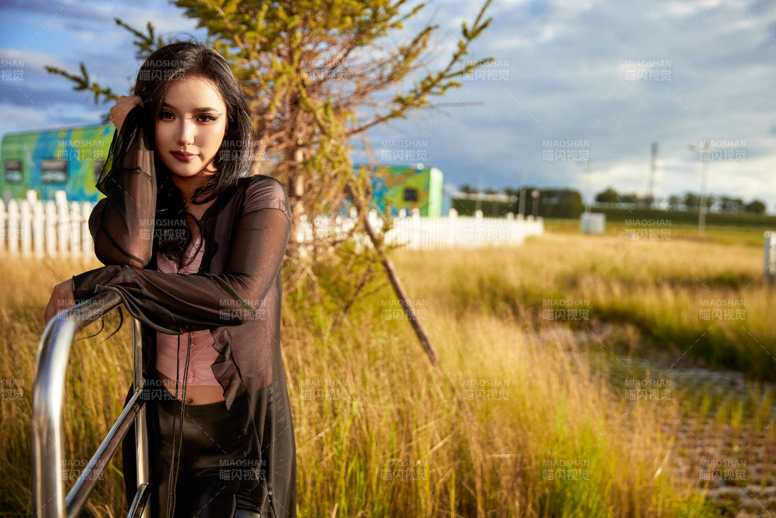 穿着性感服饰的美女在景区逛逛车上拍照