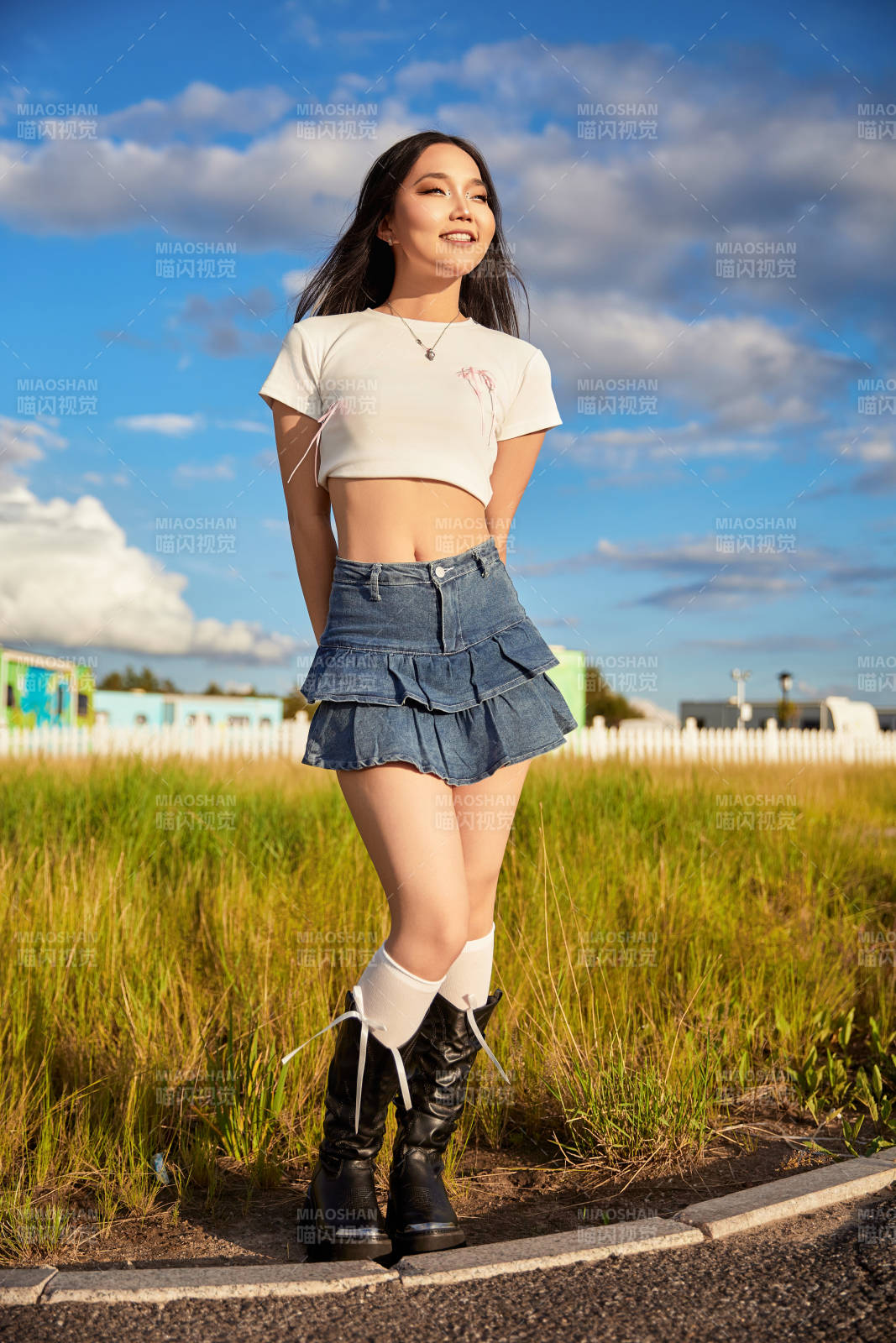 在景区旅游拍照的蒙古族美丽姑娘