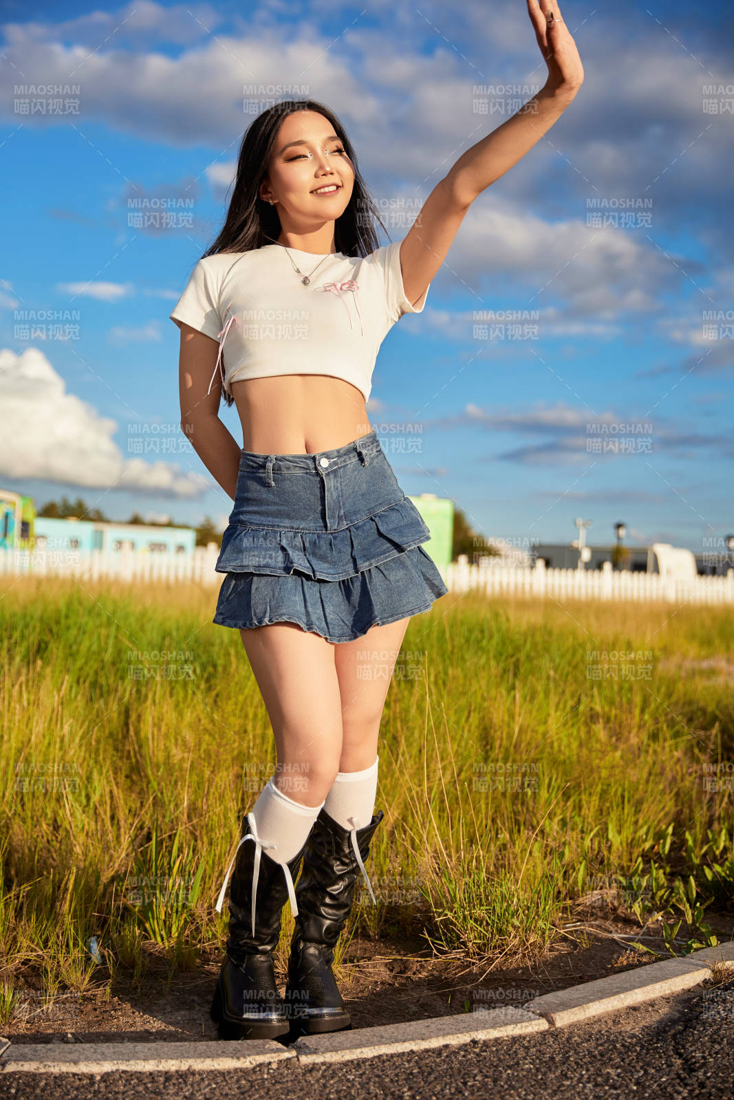 在景区旅游拍照的蒙古族美丽姑娘