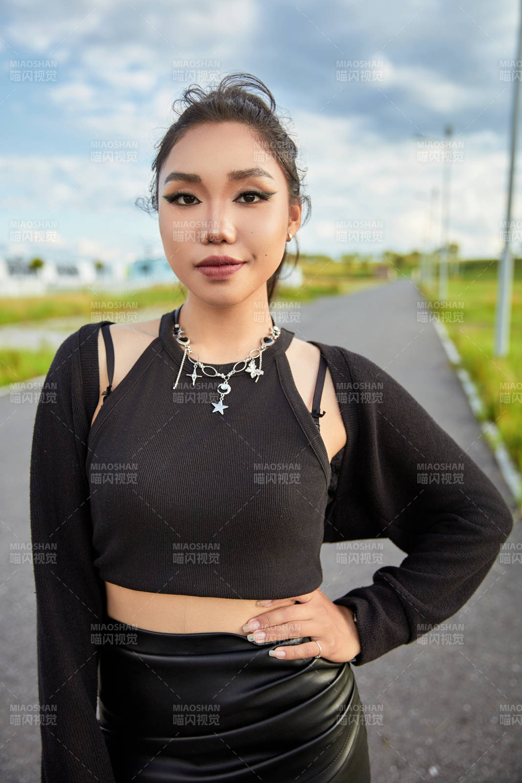 在坝上草原景区旅游拍照的亚洲女性