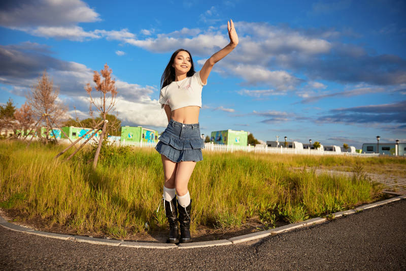 在景区旅游拍照的蒙古族美丽姑娘