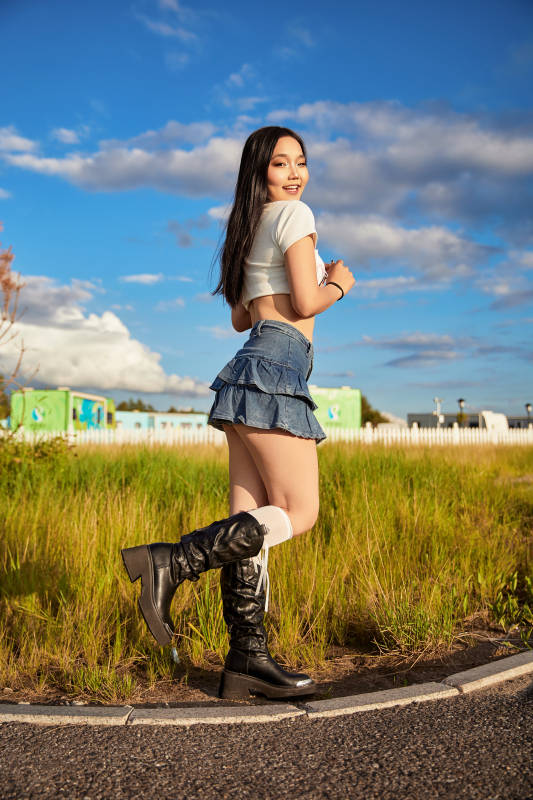 在景区旅游拍照的蒙古族美丽姑娘