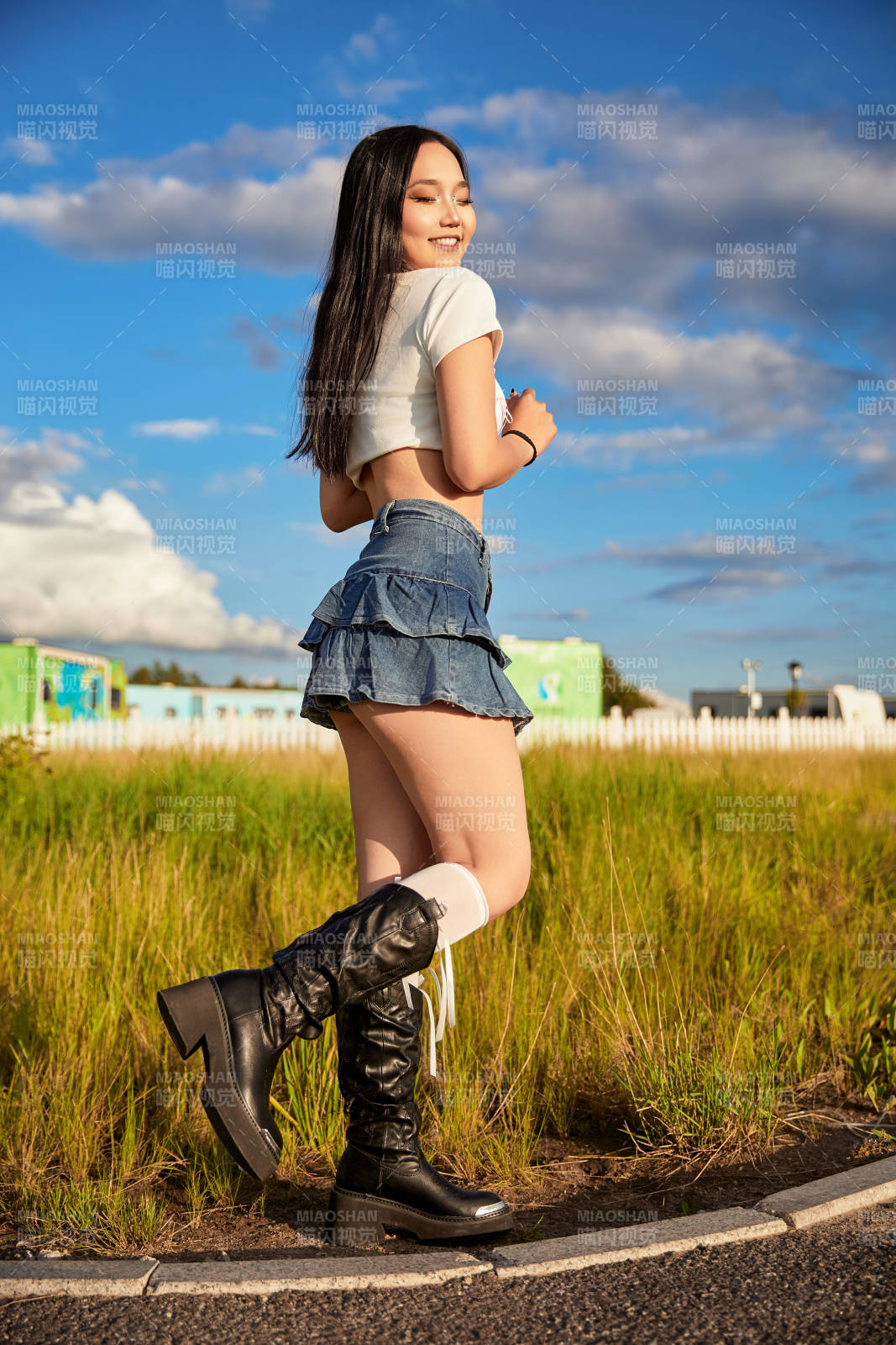 在景区旅游拍照的蒙古族美丽姑娘