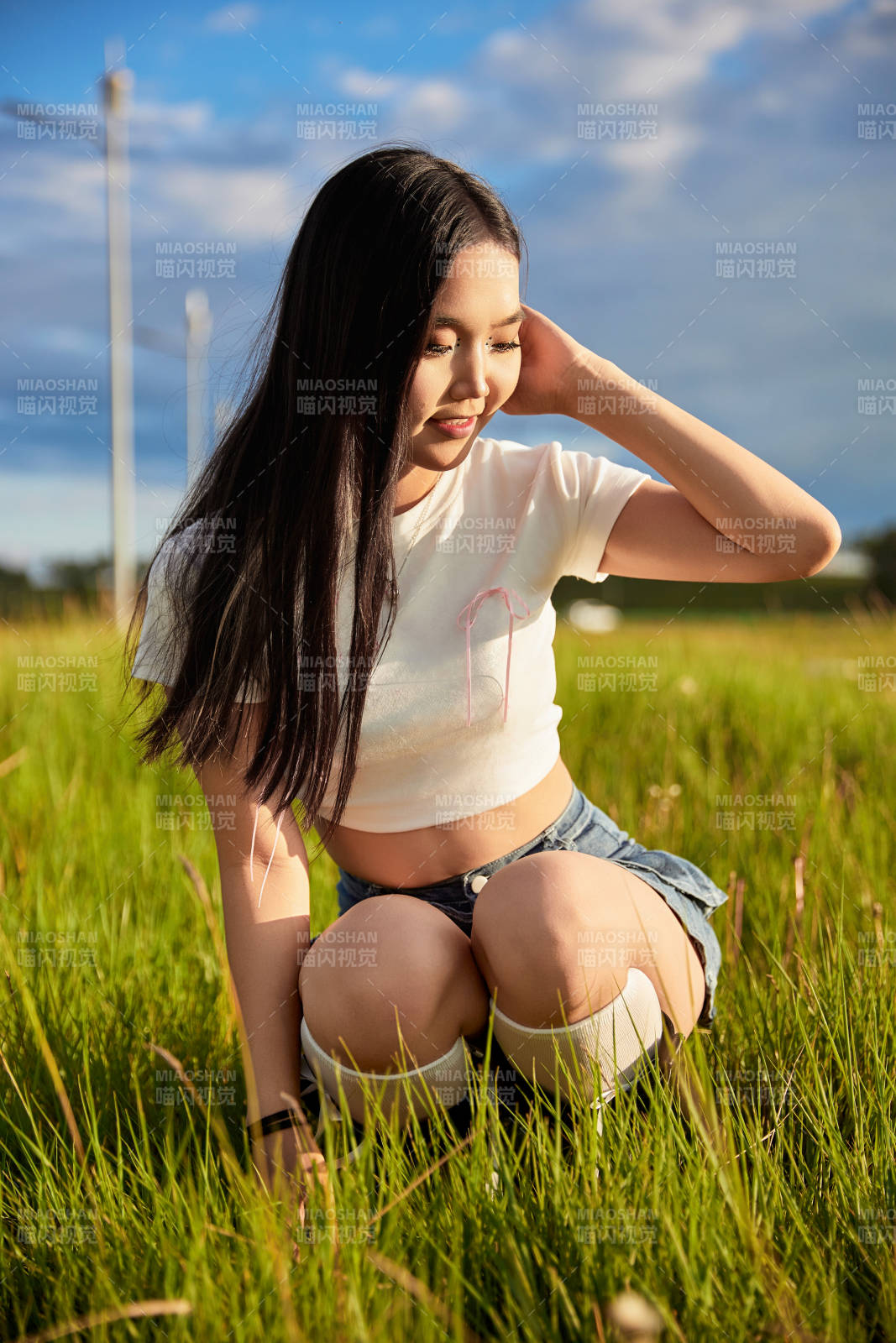 在景区旅游拍照的蒙古族美丽姑娘