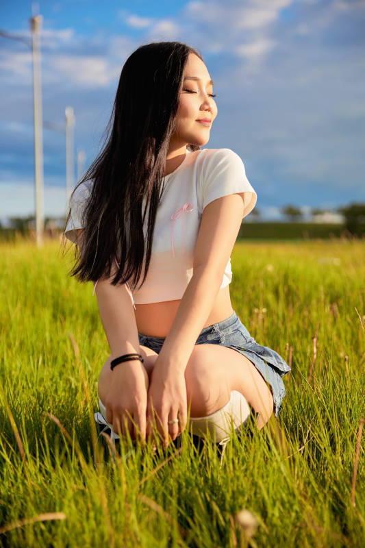 在景区旅游拍照的蒙古族美丽姑娘