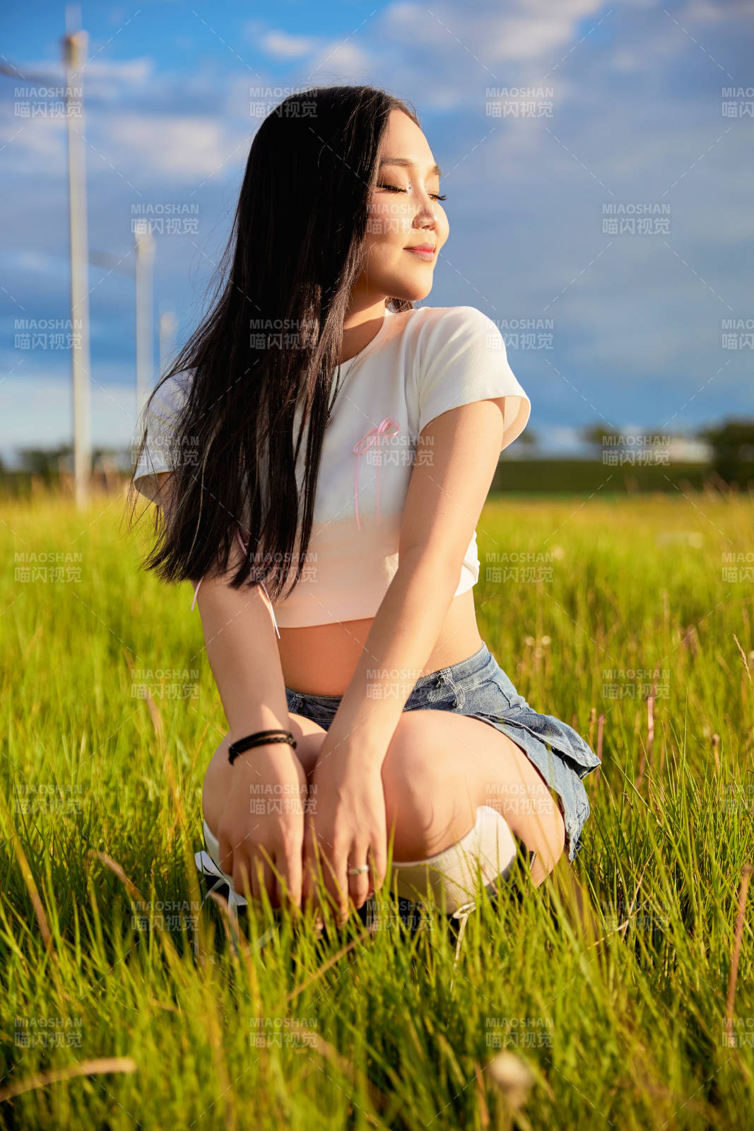 在景区旅游拍照的蒙古族美丽姑娘