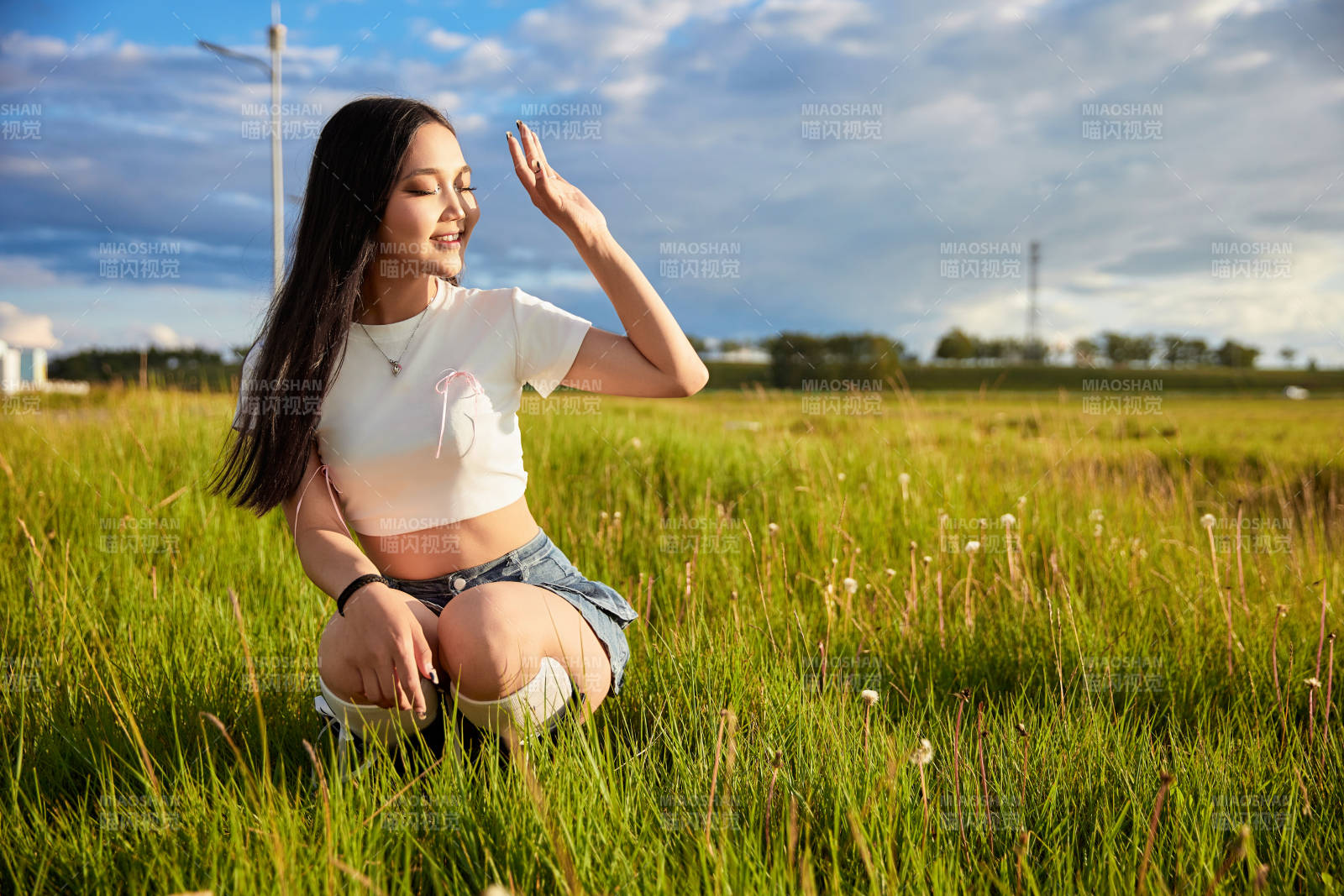 在景区旅游拍照的蒙古族美丽姑娘