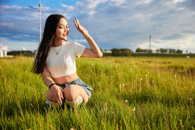 在景区旅游拍照的蒙古族美丽姑娘
