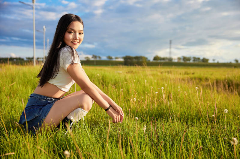 在景区旅游拍照的蒙古族美丽姑娘