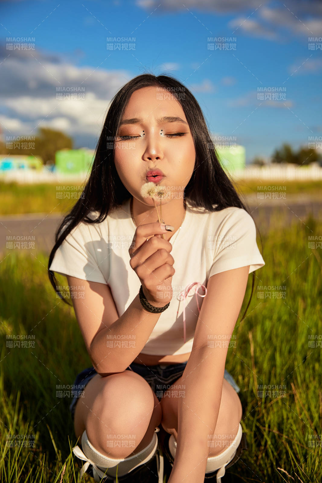 在景区旅游拍照的蒙古族美丽姑娘