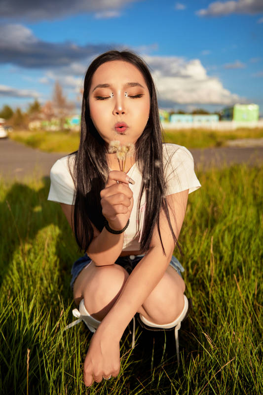 在景区旅游拍照的蒙古族美丽姑娘