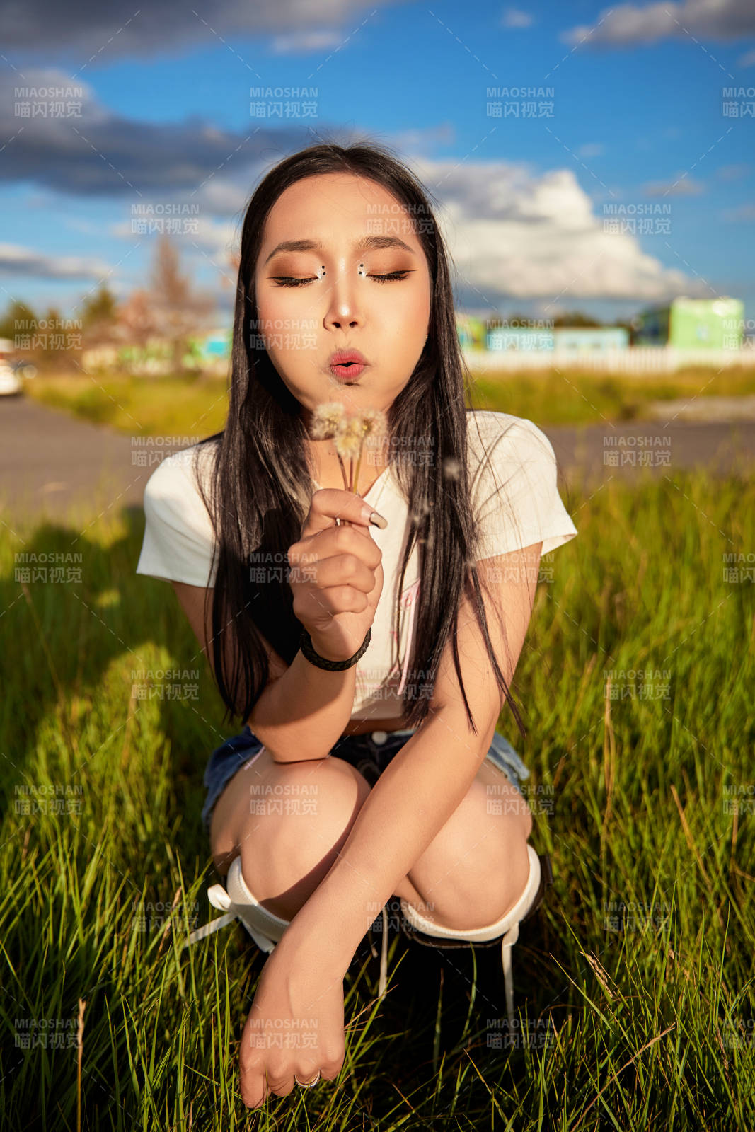 在景区旅游拍照的蒙古族美丽姑娘