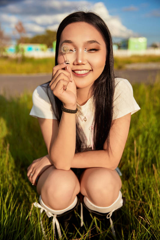 在景区旅游拍照的蒙古族美丽姑娘