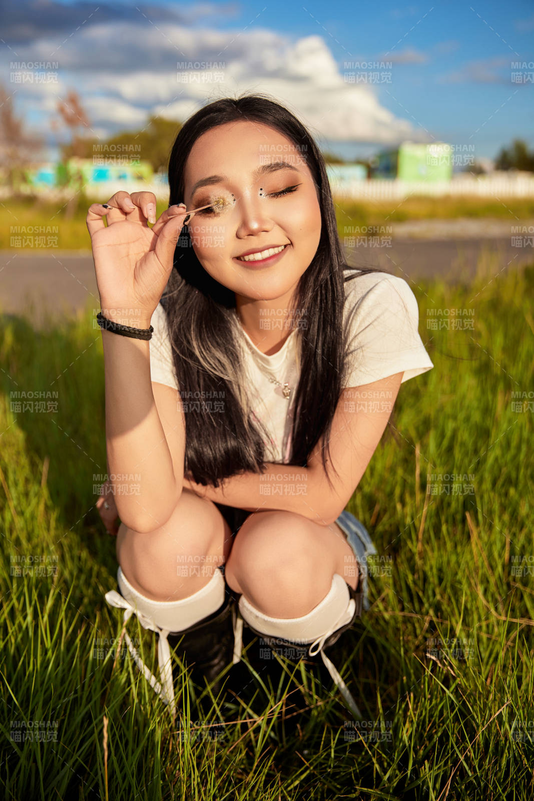 在景区旅游拍照的蒙古族美丽姑娘