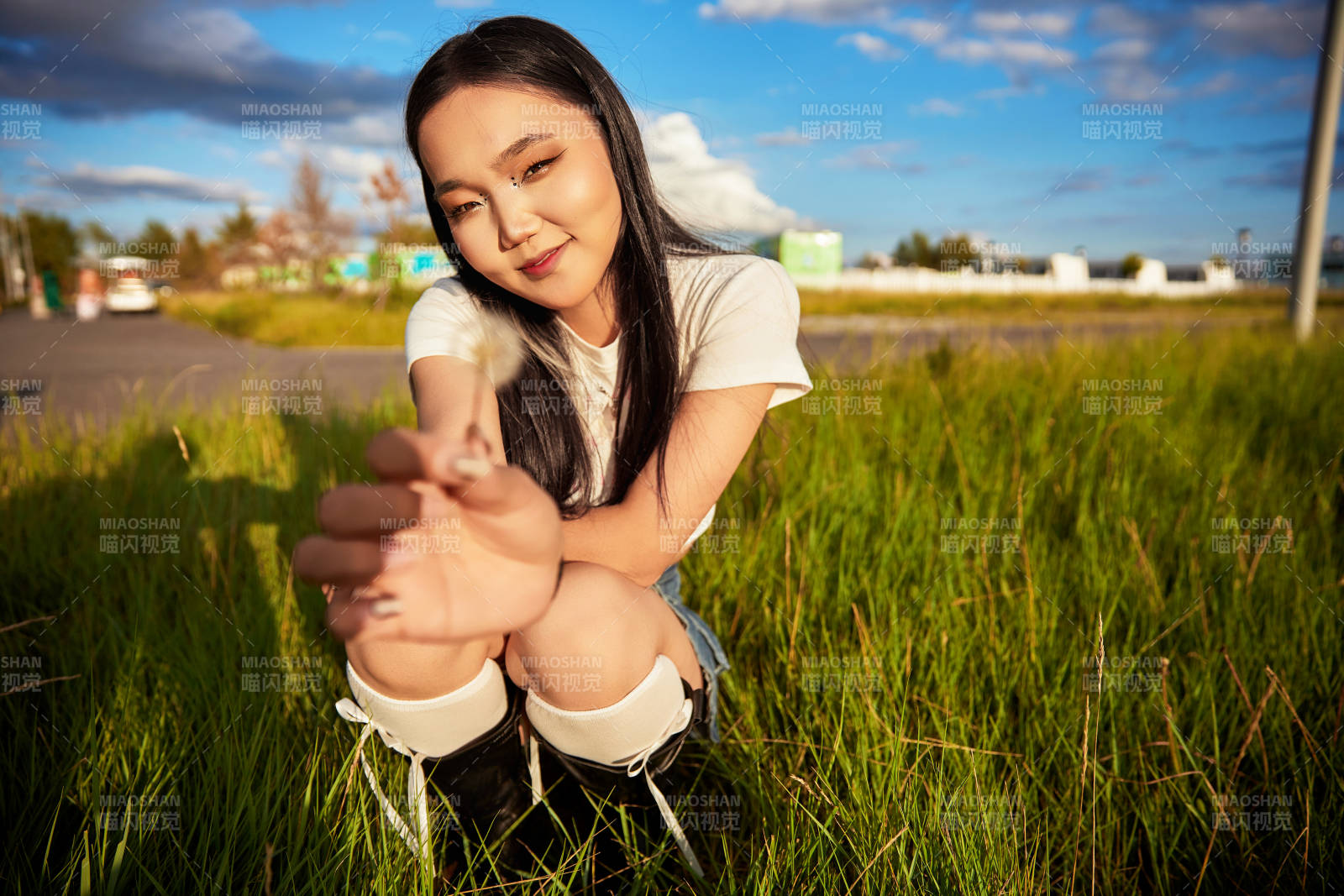 在景区旅游拍照的蒙古族美丽姑娘图片