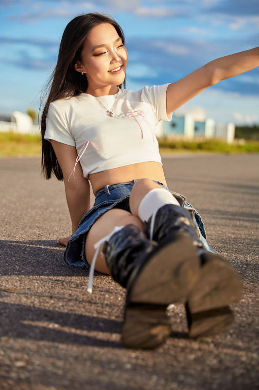 在景区旅游拍照的蒙古族美丽姑娘