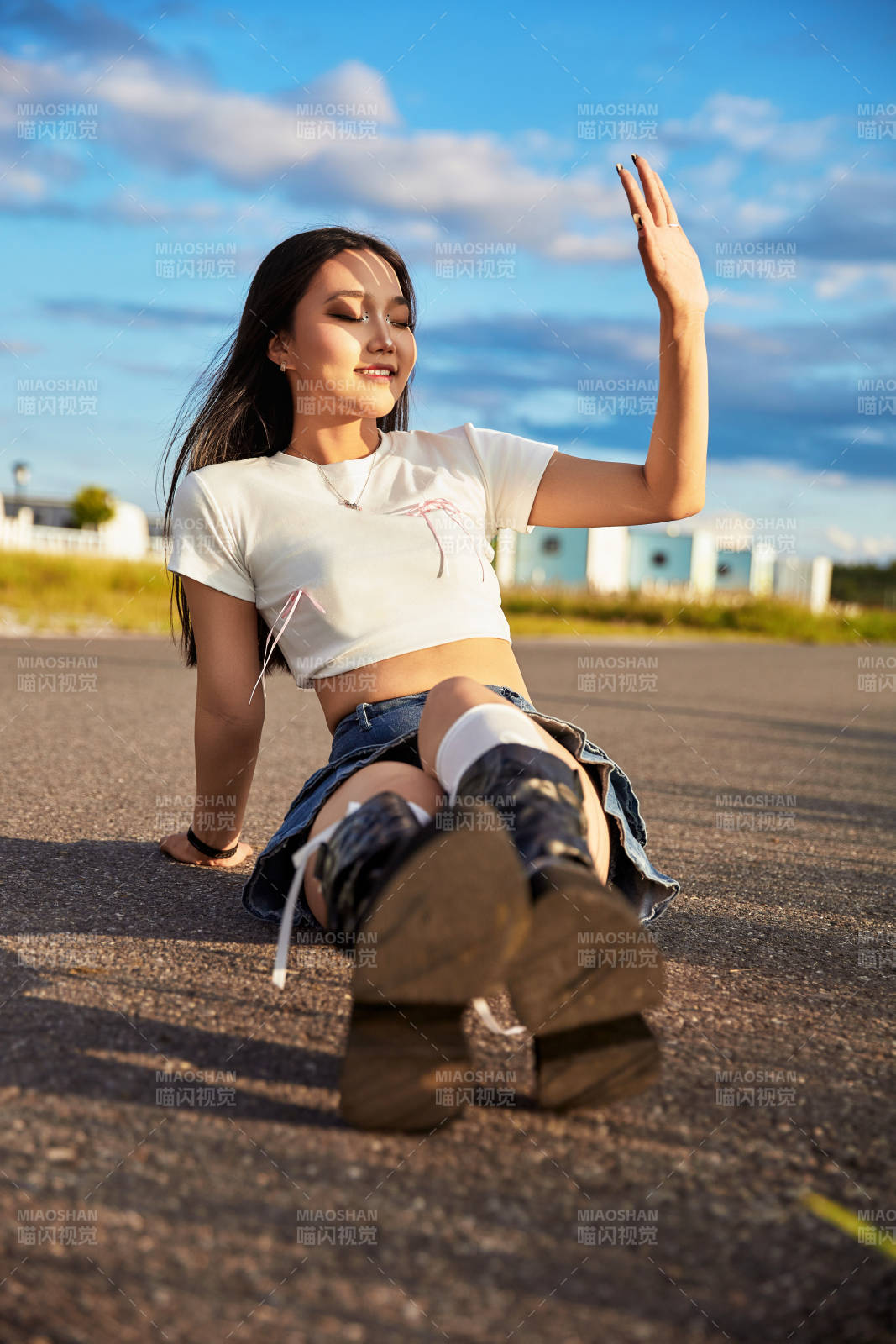 在景区旅游拍照的蒙古族美丽姑娘