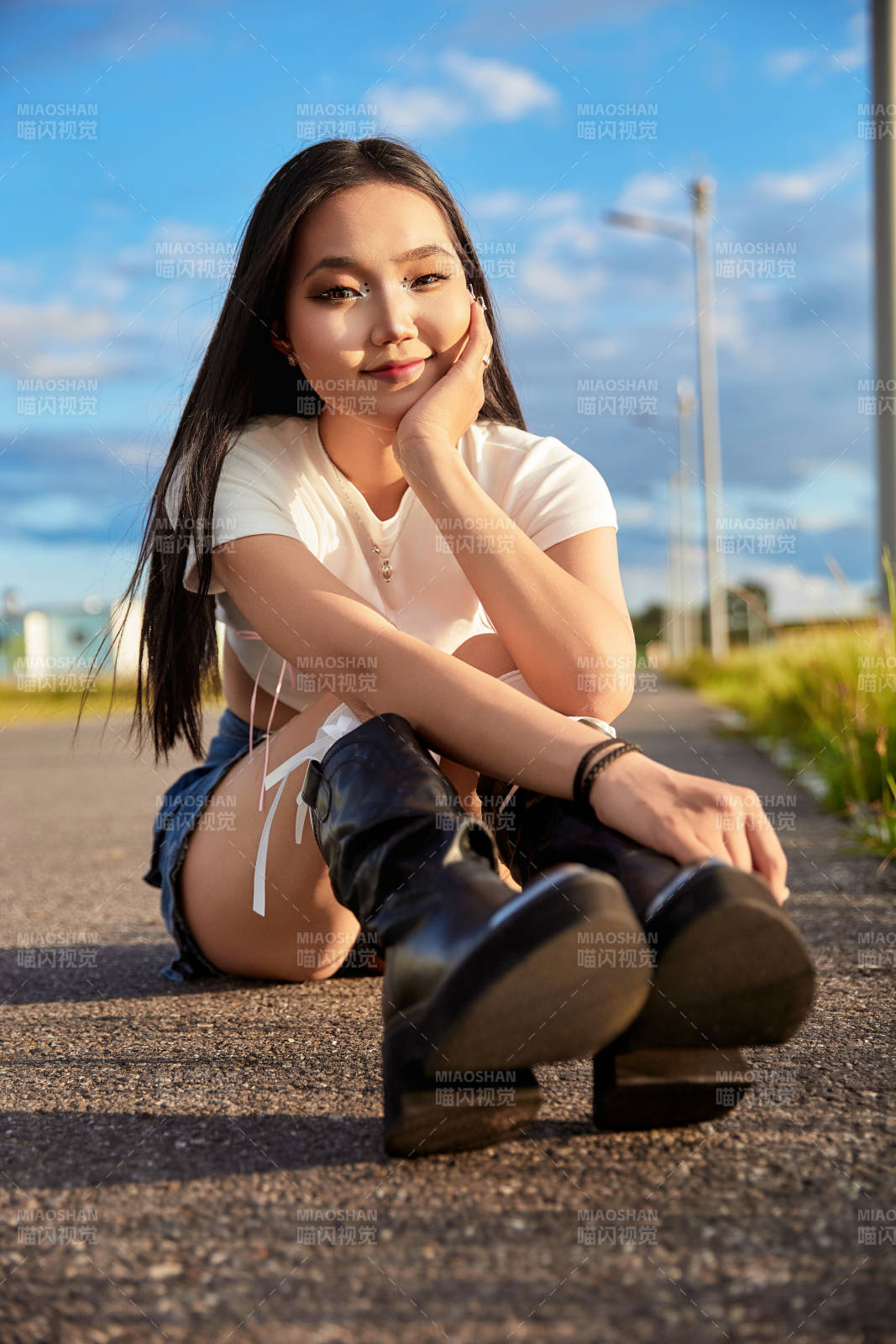 在景区旅游拍照的蒙古族美丽姑娘