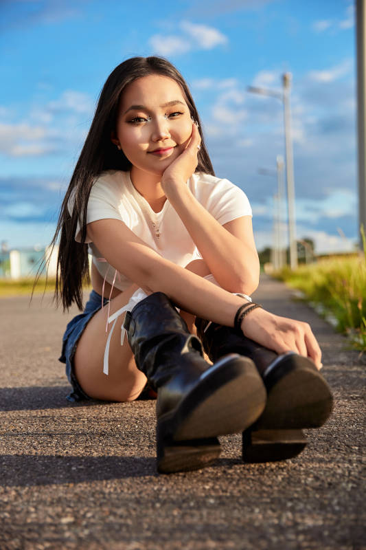 在景区旅游拍照的蒙古族美丽姑娘