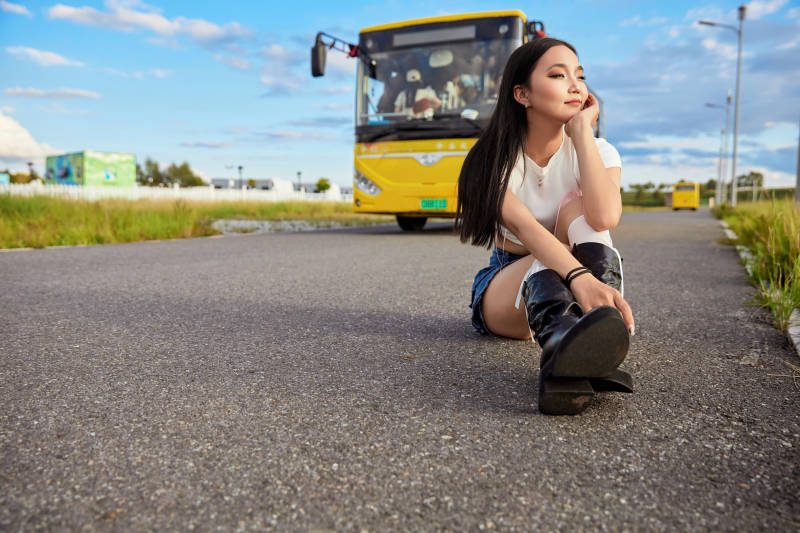 在景区旅游拍照的蒙古族美丽姑娘