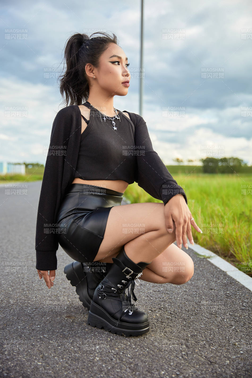 在坝上草原景区旅游拍照的亚洲女性