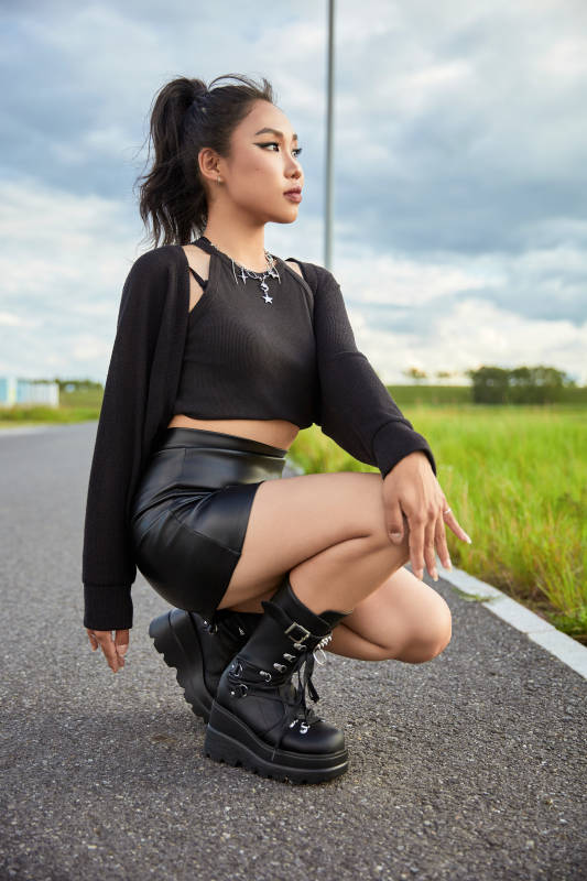 在坝上草原景区旅游拍照的亚洲女性