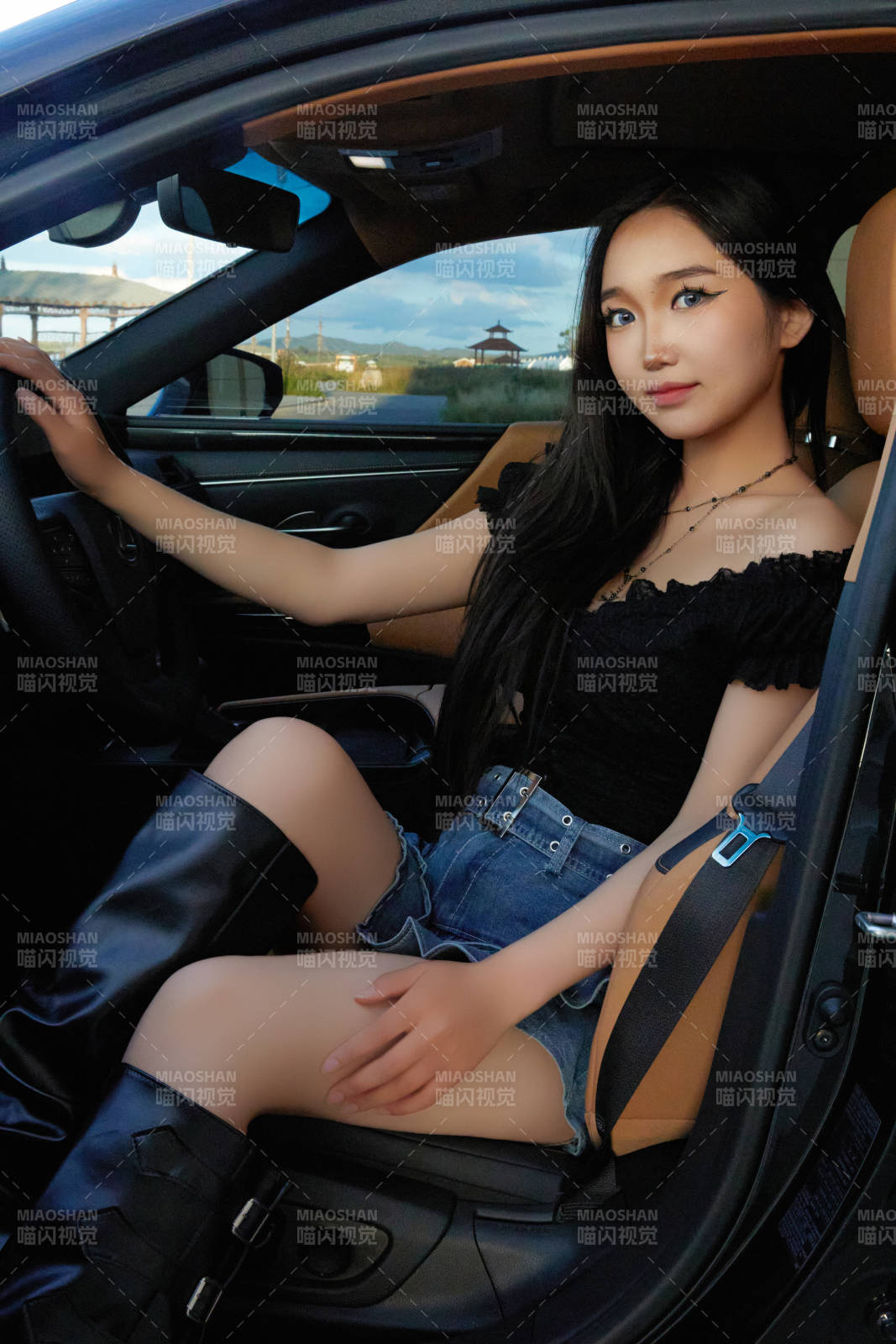 坐在驾驶室里的亚洲青年女性