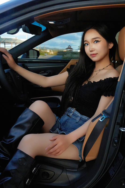 坐在驾驶室里的亚洲青年女性