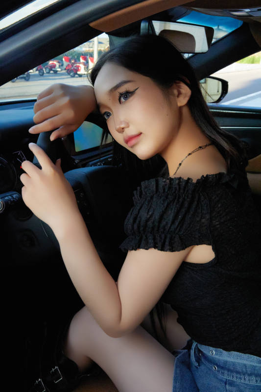 坐在驾驶室里的亚洲青年女性