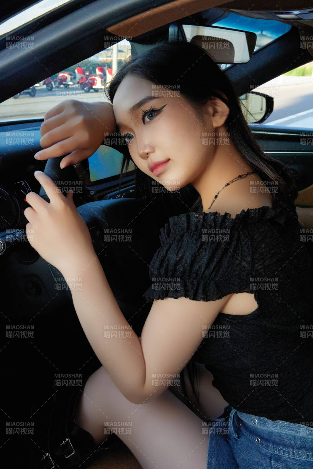 坐在驾驶室里的亚洲青年女性