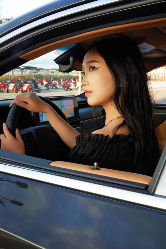 坐在驾驶室里的亚洲青年女性