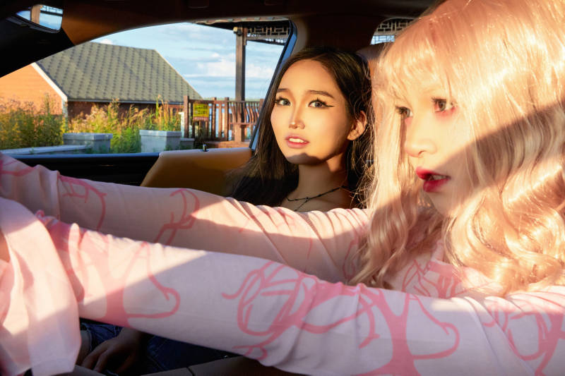 坐在驾驶室里的亚洲青年女性