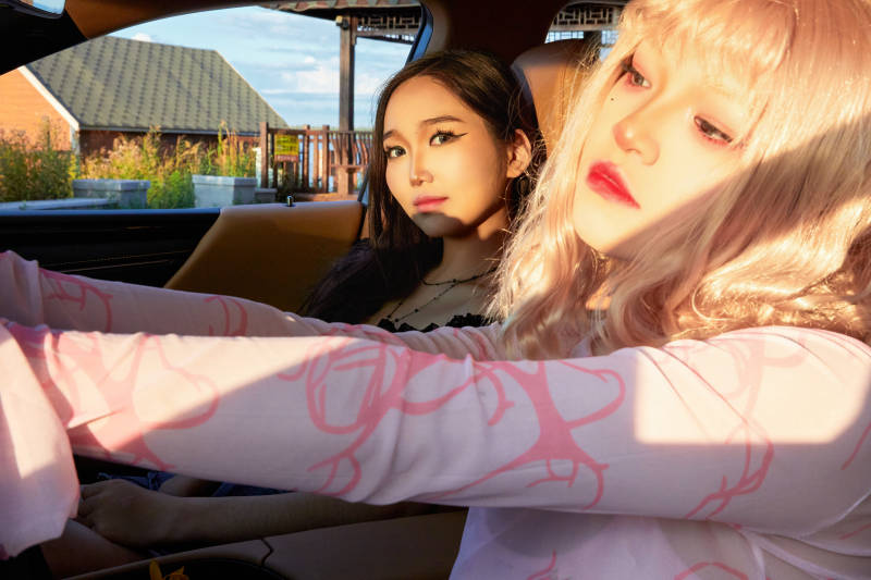 坐在驾驶室里的亚洲青年女性