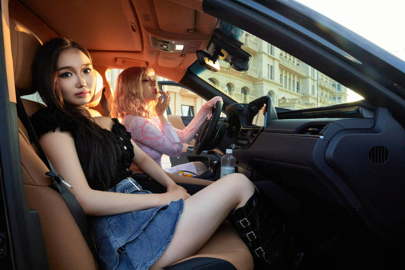 坐在驾驶室里的亚洲青年女性