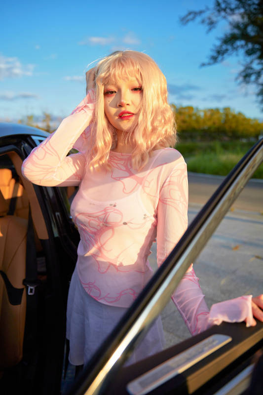 亚洲美女自驾出游的欢乐旅途