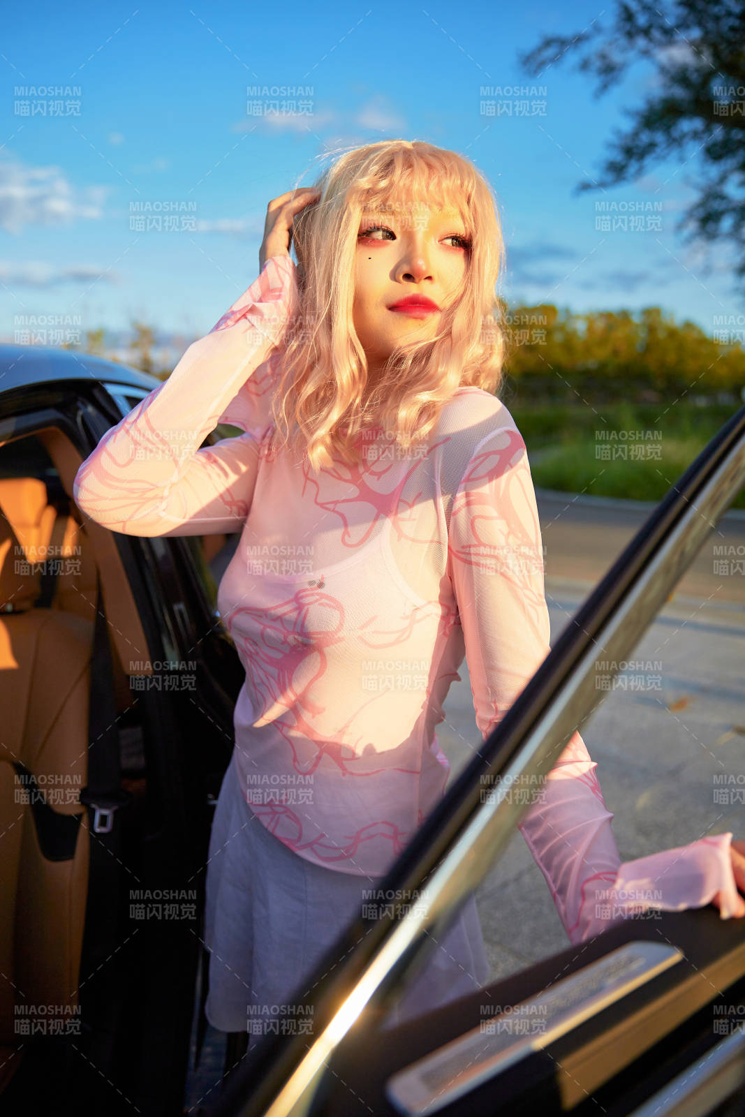 亚洲美女自驾出游的欢乐旅途