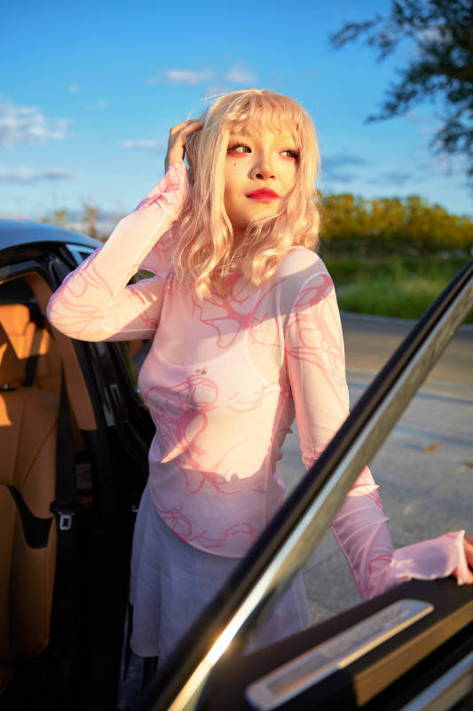 亚洲美女自驾出游的欢乐旅途