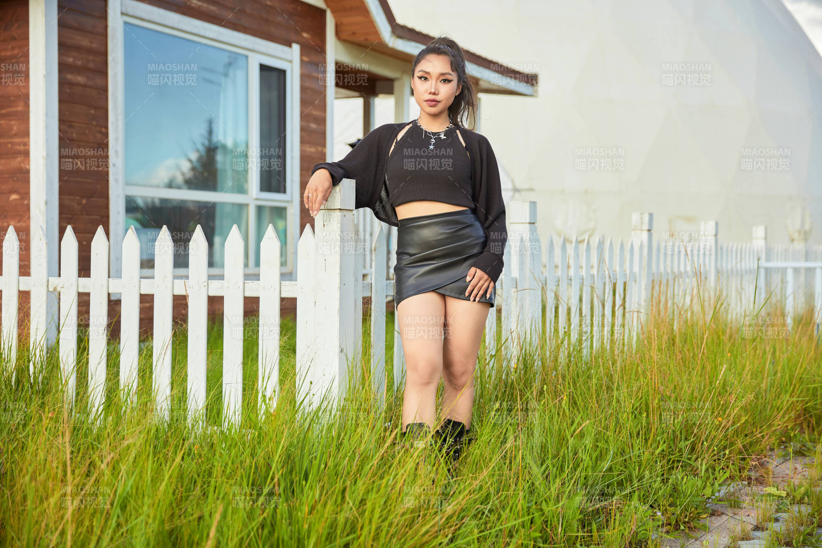 在坝上草原景区旅游拍照的亚洲女性