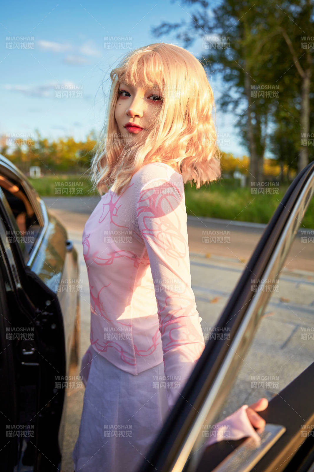 亞洲美女自駕出游的歡樂(lè)旅途