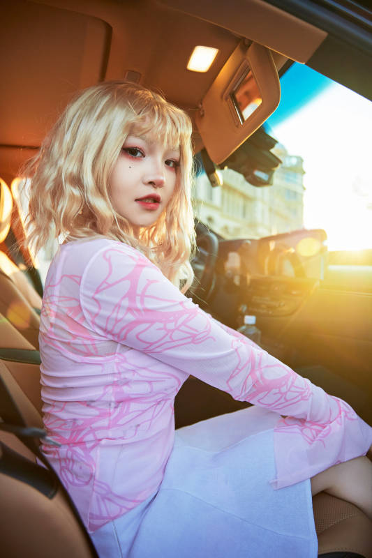 坐在驾驶室里的亚洲青年女性