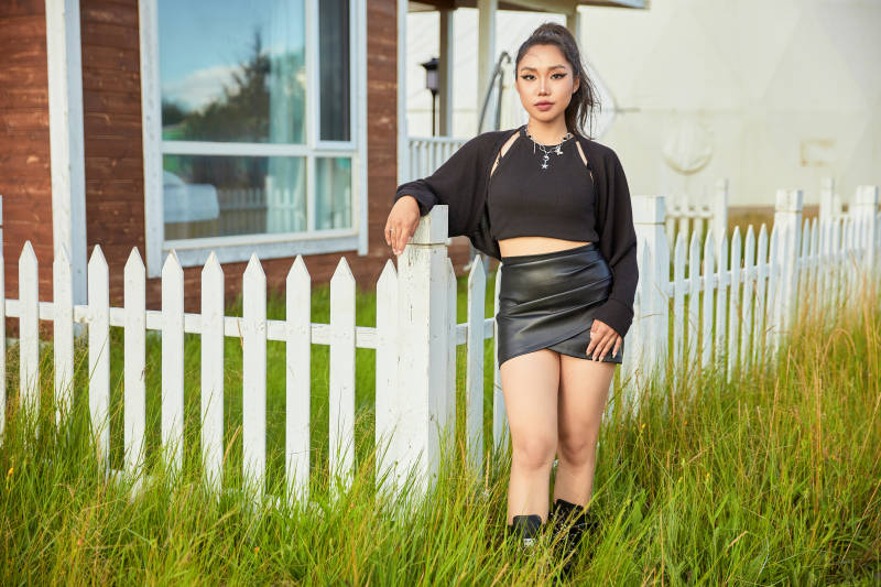 在坝上草原景区旅游拍照的亚洲女性