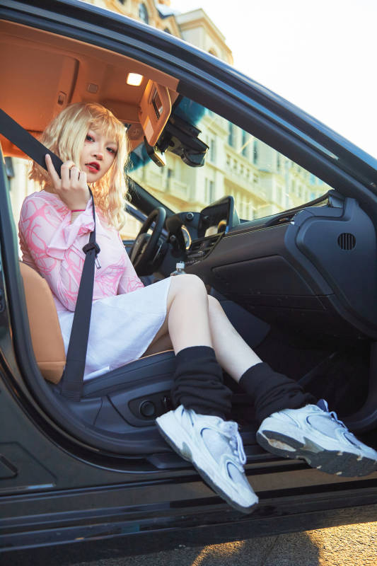 坐在驾驶室里的亚洲青年女性