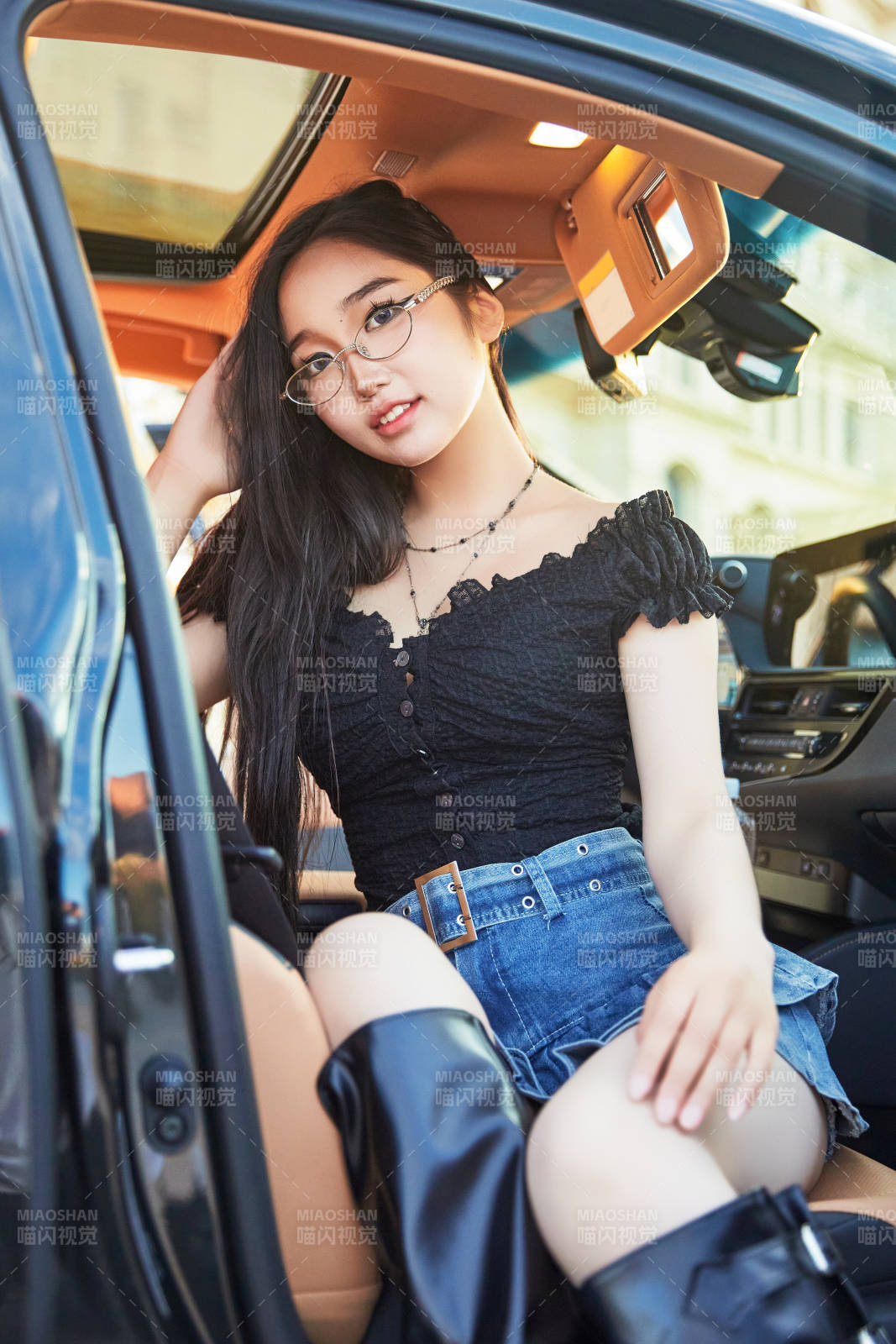 坐在驾驶室里的亚洲青年女性